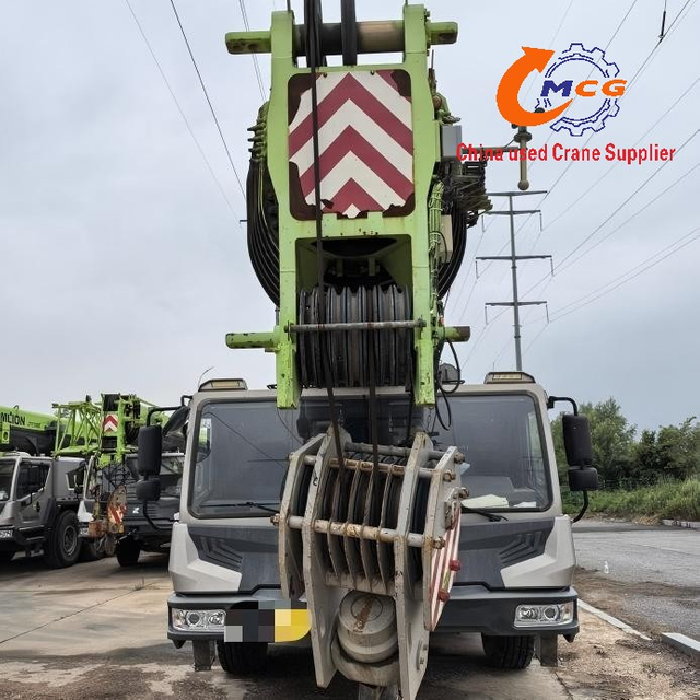 للبيع: رافعة شاحنة Zoomlion 2021 مستعملة 130 طن ZTC1300H8 بحالة جيدة.