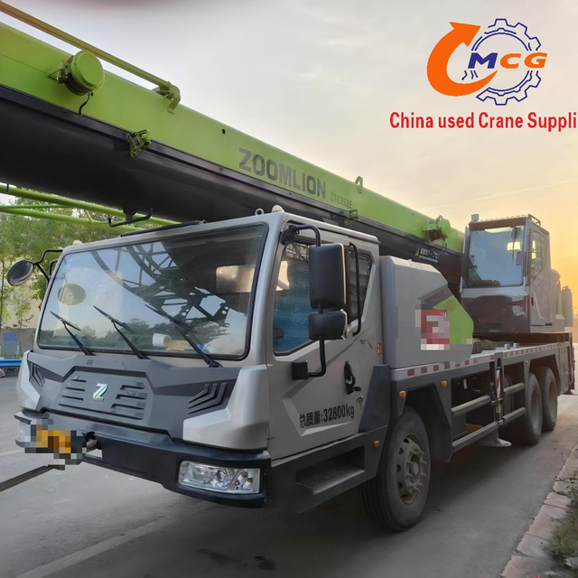 رافعة شاحنة مستعملة موثوقة Zoomlion 25 طنًا مكونة من 5 أقسام لعام 2021، وبأسعار معقولة.